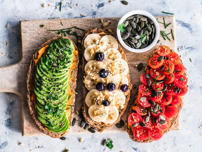 crostini con avocado.- Foto di Ella Olsson su Unsplash