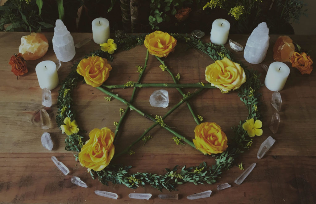 Pentacle_on_wiccan_altar- photo web