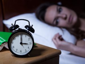 Ti svegli di notte sempre allo stesso orario? Potresti avere un problema di salute...