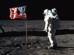 Perchè i primi astronauti che hanno messo piede sulla luna non hanno giurato sulla bibbia?